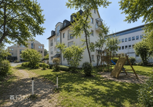Außenansicht mit Spielplatz