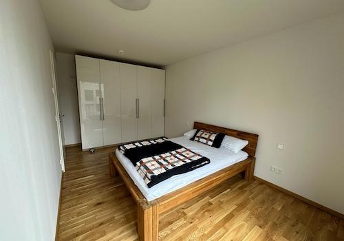 Schlafzimmer mit neuen Möbeln
