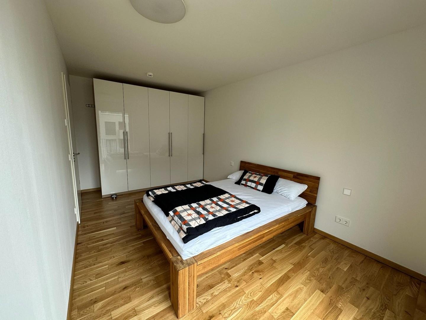 Schlafzimmer mit neuen Möbeln