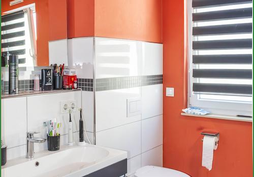 Tageslicht-Bad mit Wanne und Dusche