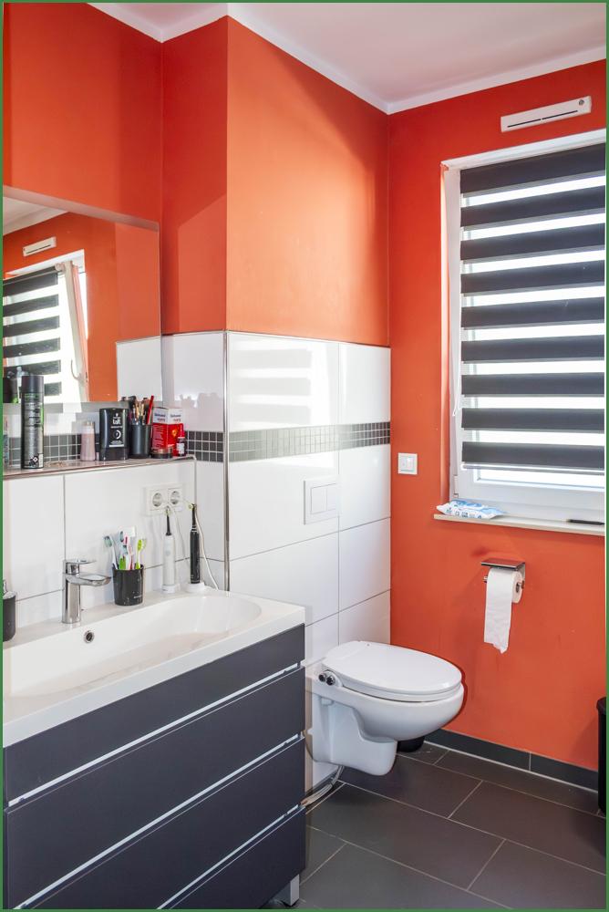 Tageslicht-Bad mit Wanne und Dusche