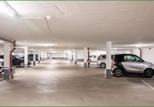 Helle und beleuchtete Tiefgarage