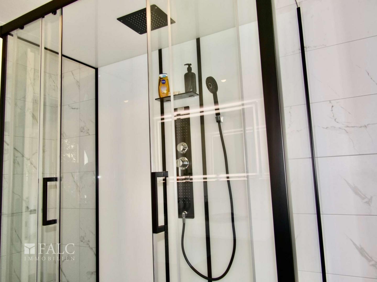 EG: Dusche im Badezimmer NEU