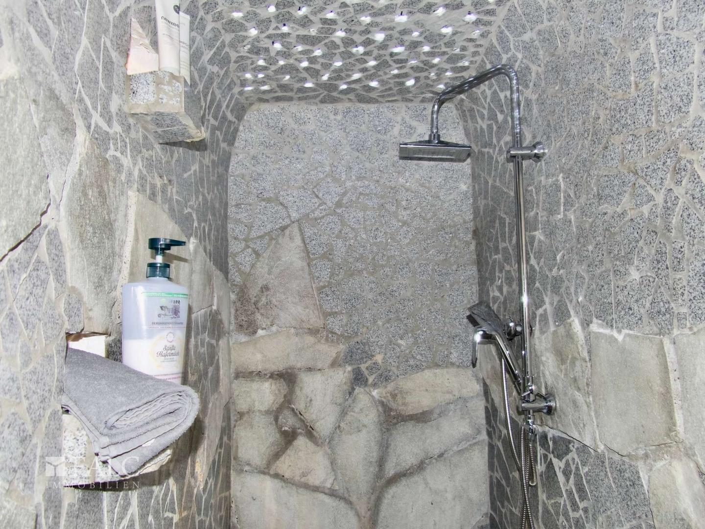 KG: Große Dusche in Naturstein