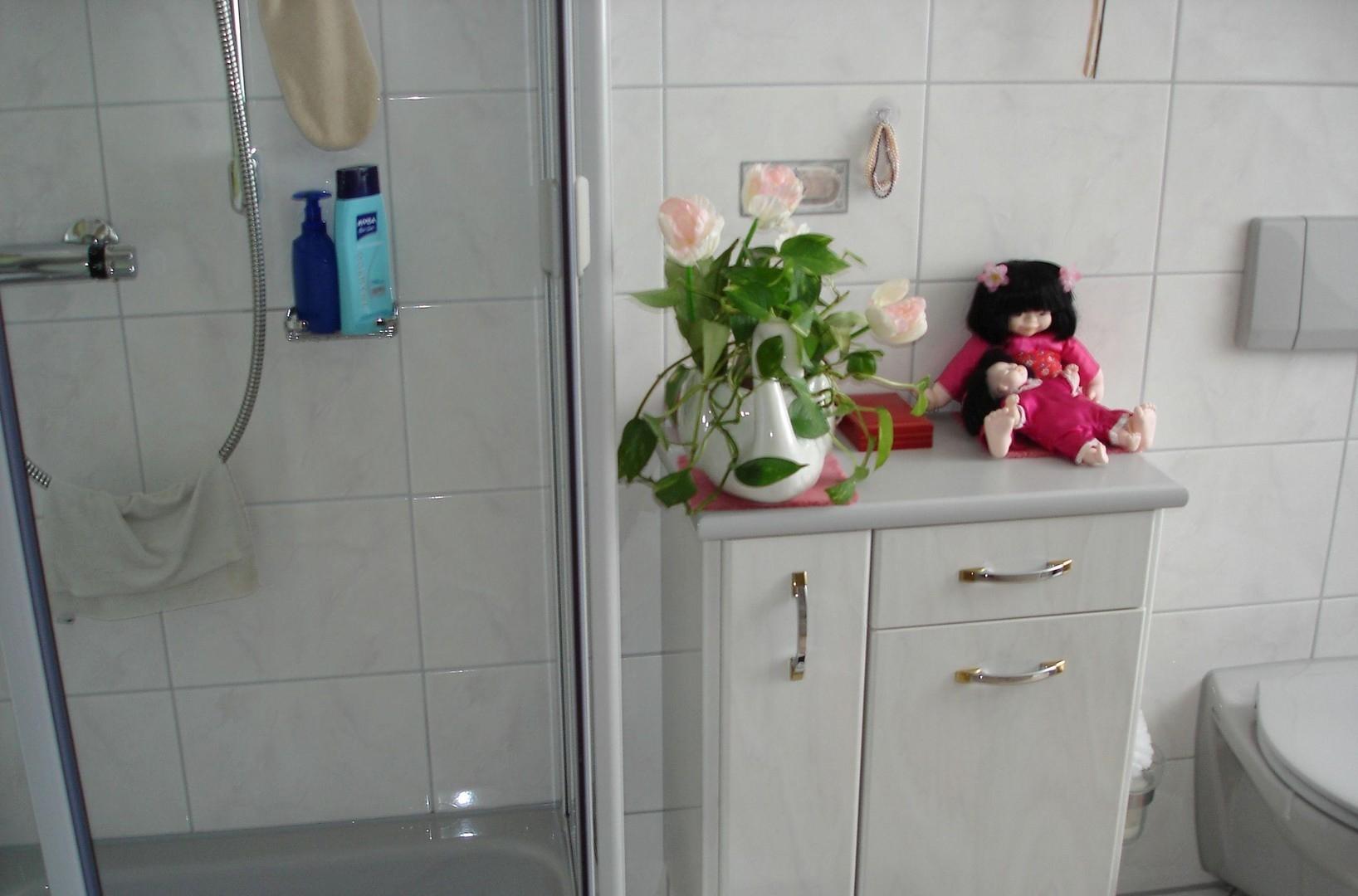 Bad mit Dusche, WC