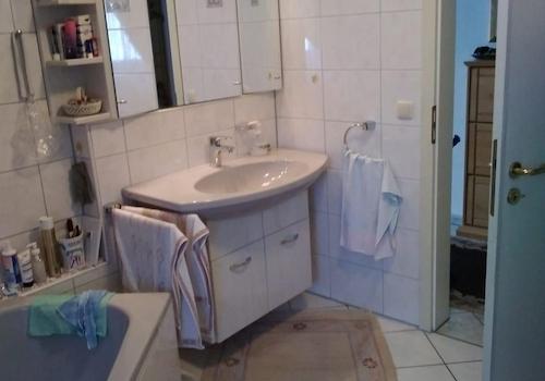 Bad mit Wanne und Waschbecken