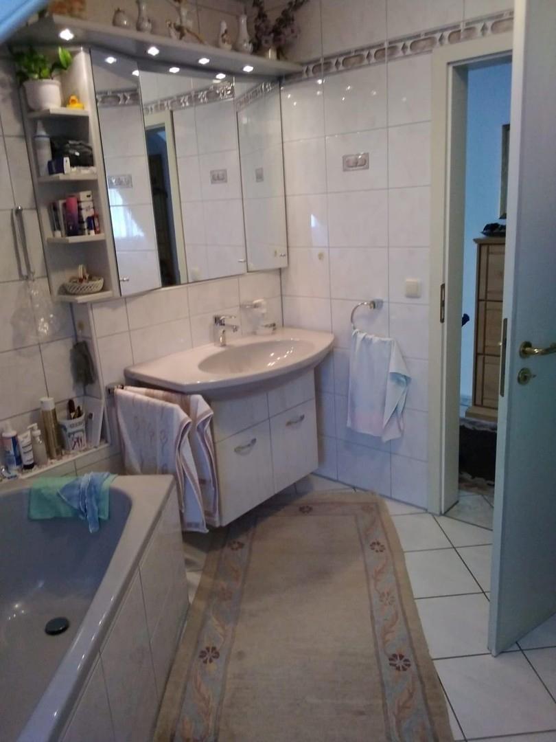 Bad mit Wanne und Waschbecken