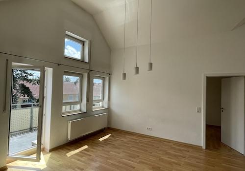Wohnen-/ Esszimmer mit Balkon