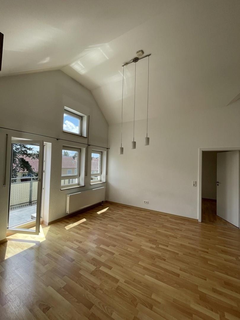 Wohnen-/ Esszimmer mit Balkon
