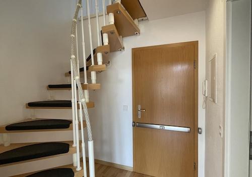 Treppe zur oberen Ebene