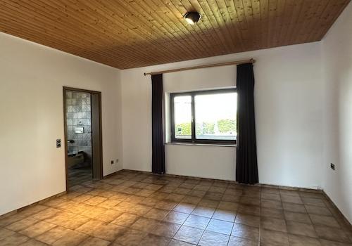Zimmer mit Zugang Badezimmer