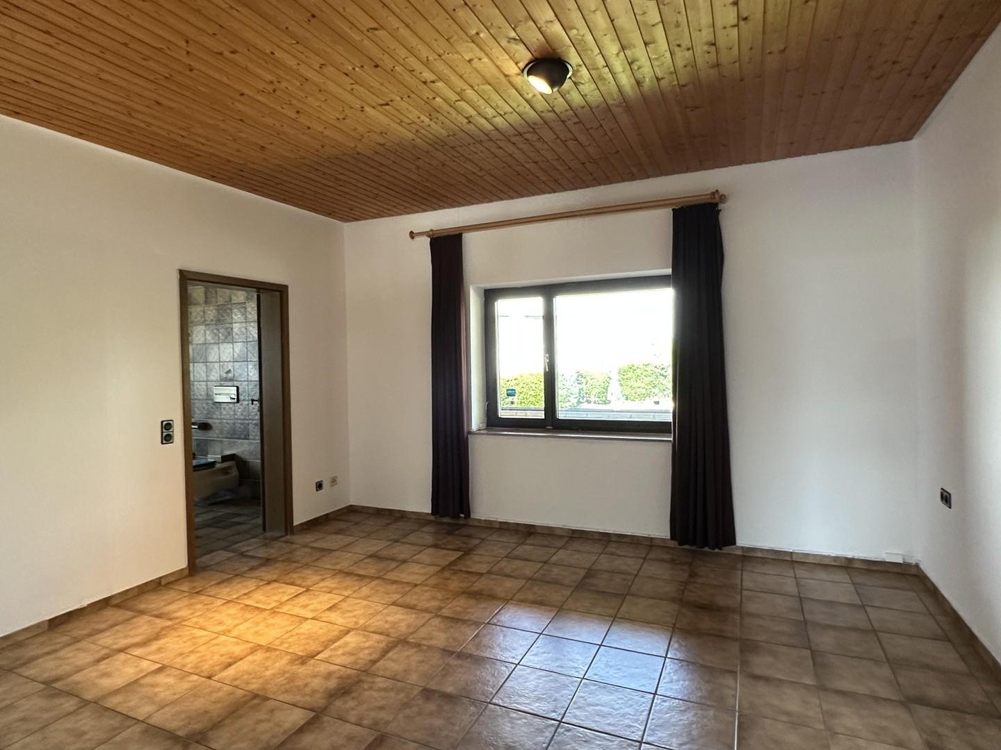 Zimmer mit Zugang Badezimmer