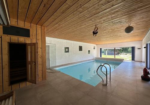 Schwimmhalle im EG