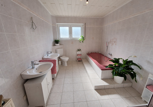 Bad mit Badewanne und Dusche