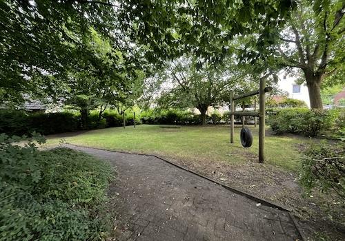 Spielplatz vor dem Haus