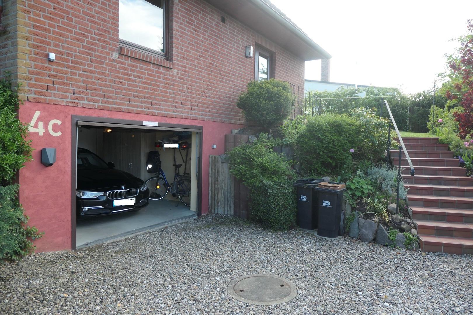 Vorplatz mit Tiefgarage