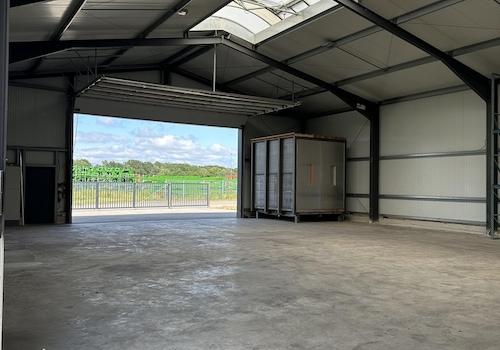 Halle 450 m² großes Tor
