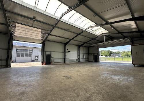 Halle 450 m² beide Tore