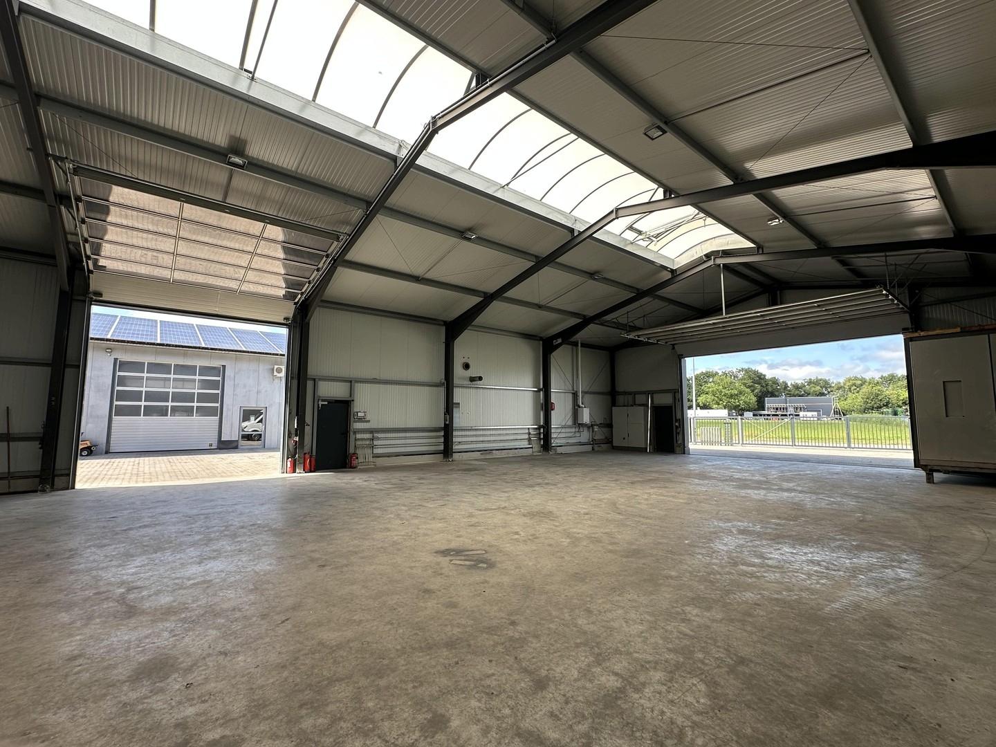 Halle 450 m² beide Tore