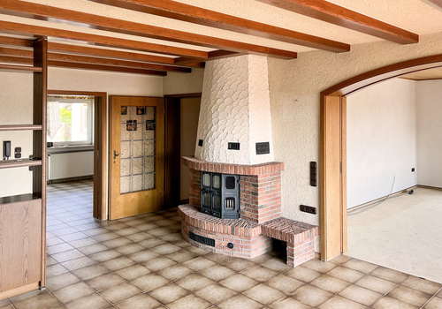 Blick in Küche und Wohnzimmer