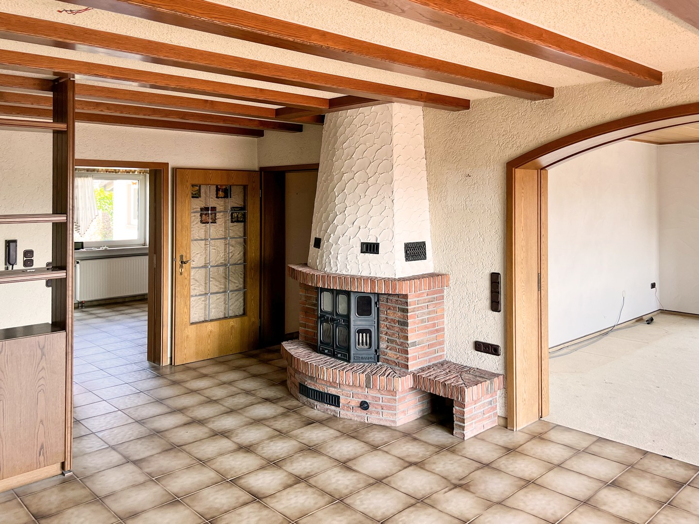Blick in Küche und Wohnzimmer