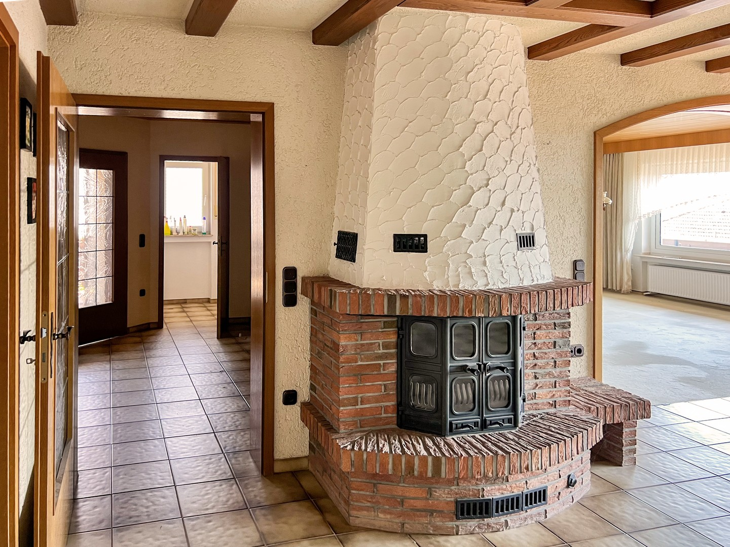 Blick in Diele und Kamin