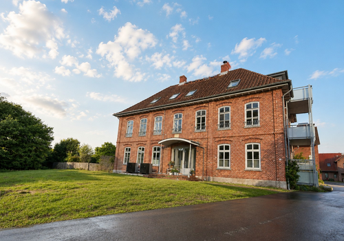 Gebäude und Hof