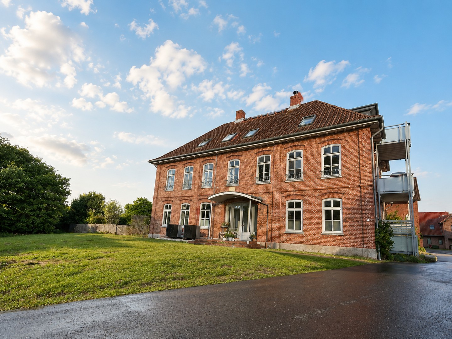 Gebäude und Hof