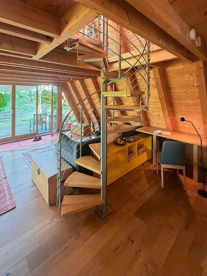 Wohnzimmer mit Wendeltreppe