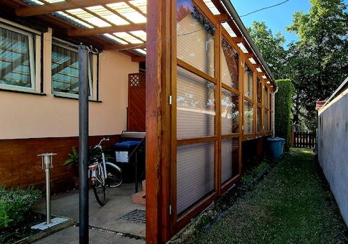 Rückseite vom Haus und Grundstück