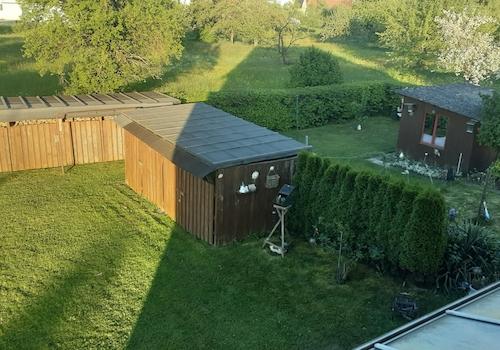 Rechts Gartenhaus