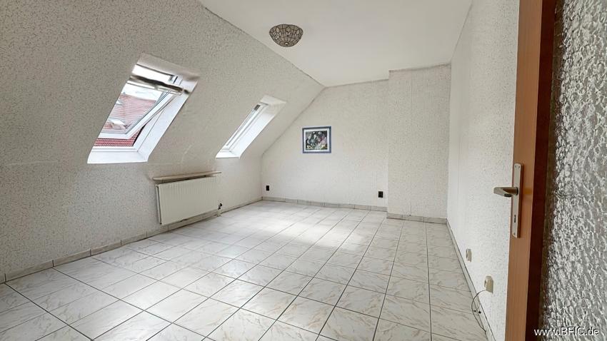 OG linkes Schlafzimmer