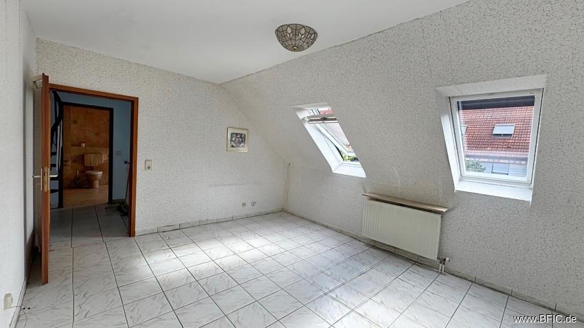 OG linkes Schlafzimmer