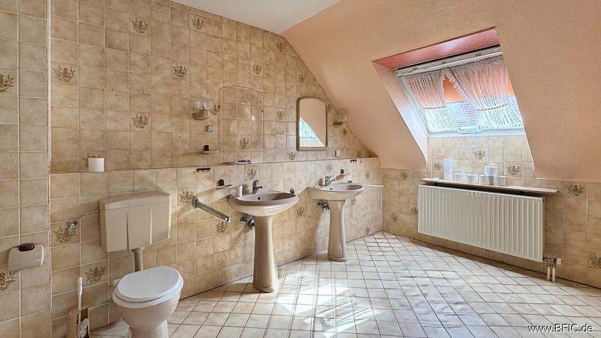 OG Bad mit Wanne, Dusche