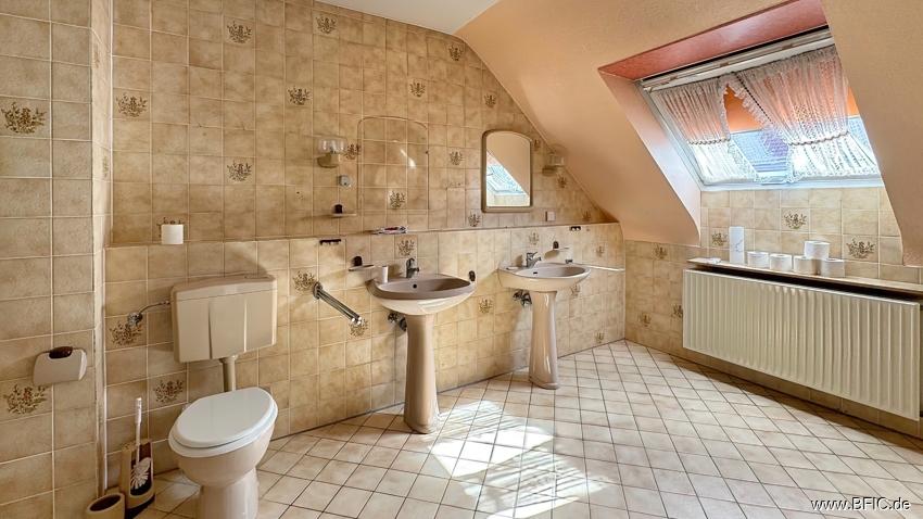 OG Bad mit Wanne, Dusche