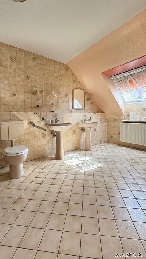 OG Bad mit Wanne, Dusche