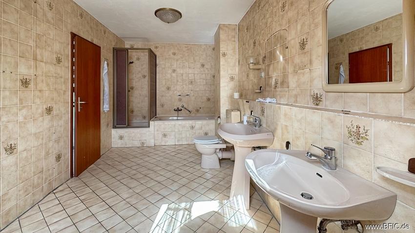 OG Bad mit Wanne, Dusche
