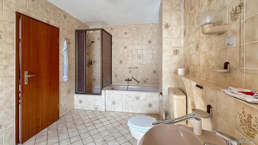 OG Bad mit Wanne, Dusche