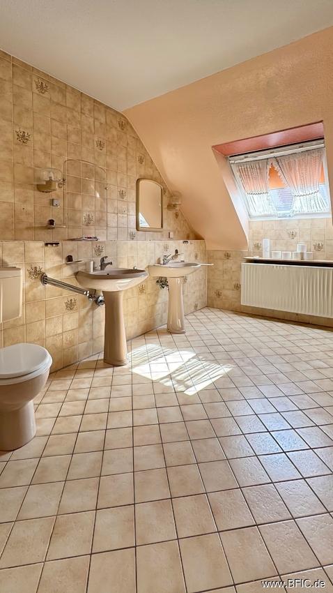 OG Bad mit Wanne, Dusche