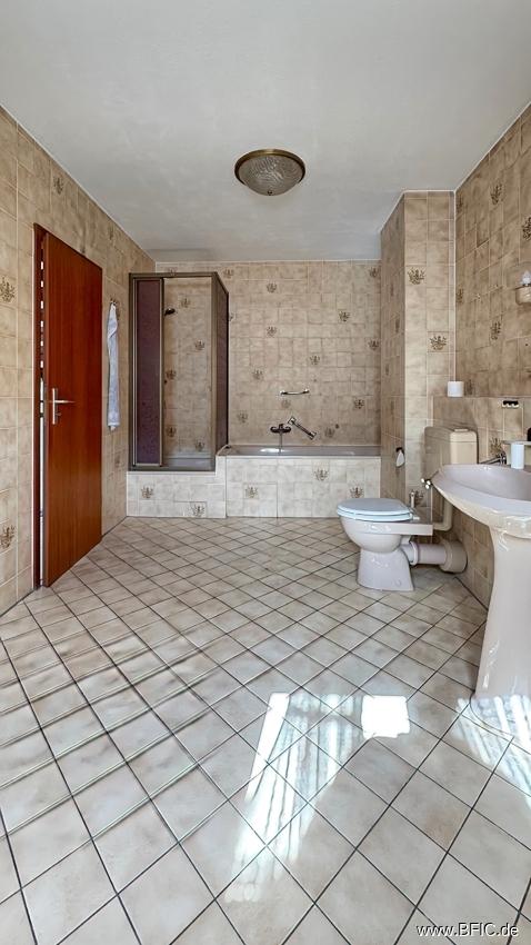 OG Bad mit Wanne, Dusche