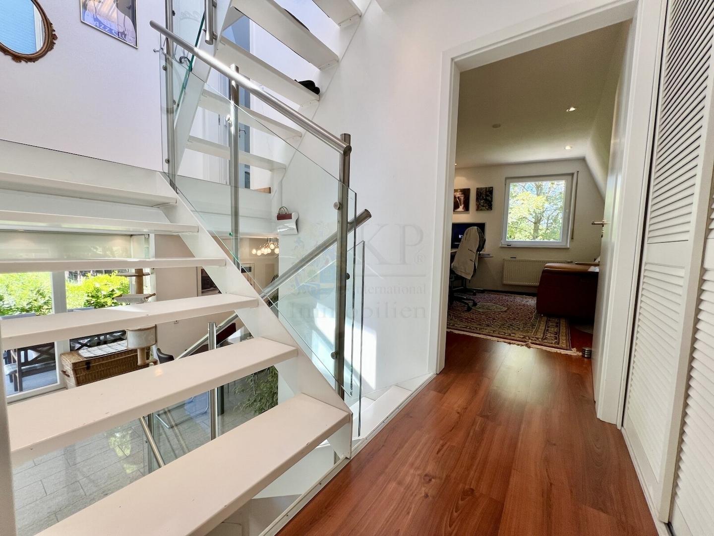 OFFENE TREPPE/ SPLIT LEVEL