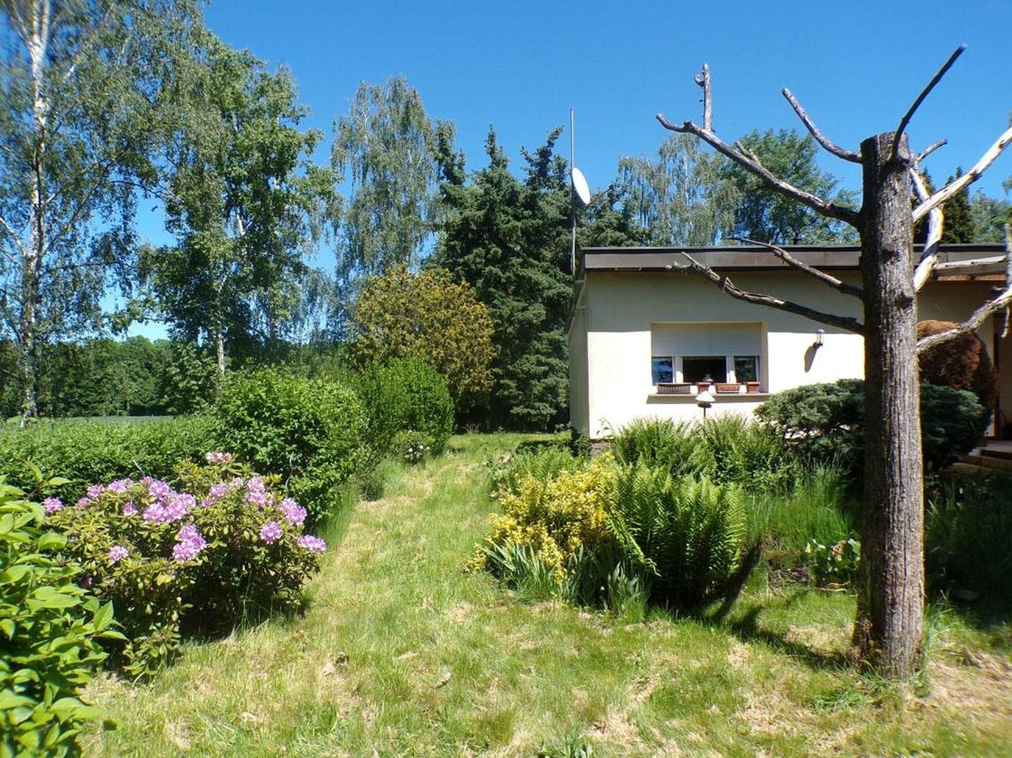 03_Haus_linke_Seite_Garten