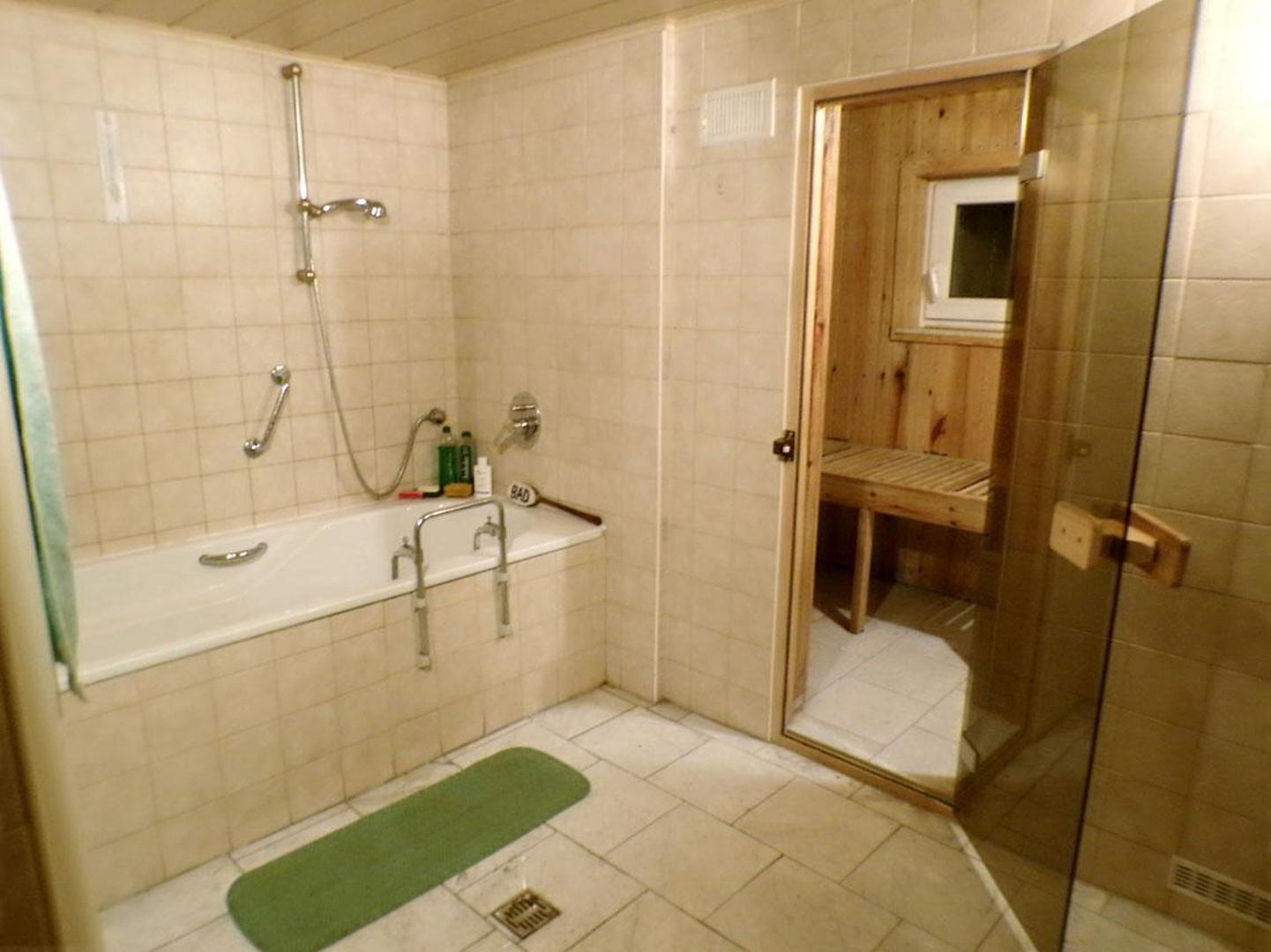 14_Bad_Wanne_Sauna