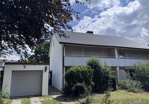 Vorderseite und Garage