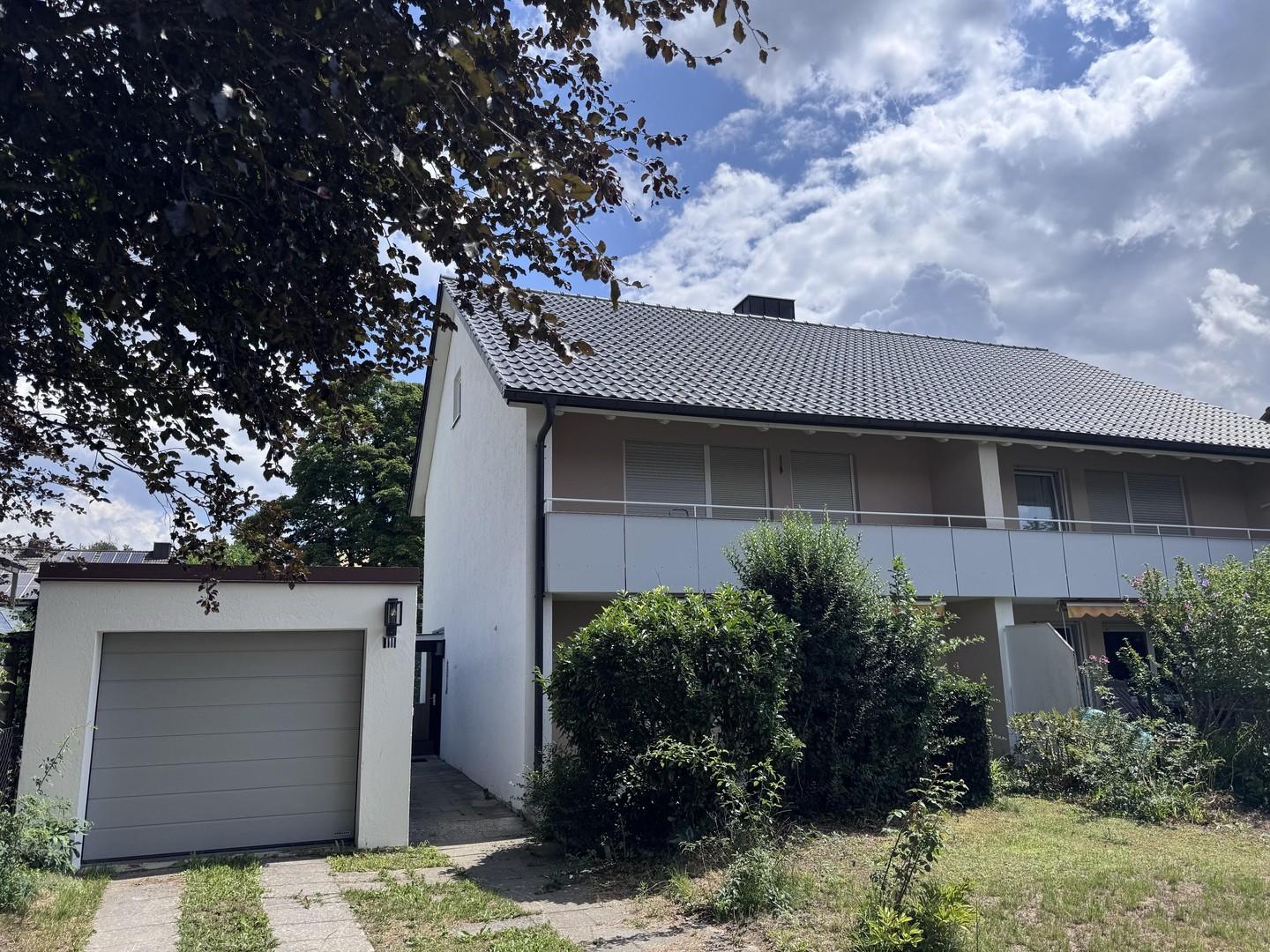 Vorderseite und Garage
