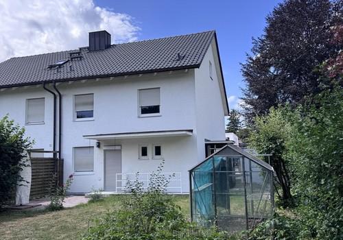 Garten mit Gewächshaus