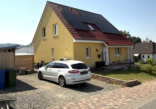 Außennansicht mit Stellplatz
