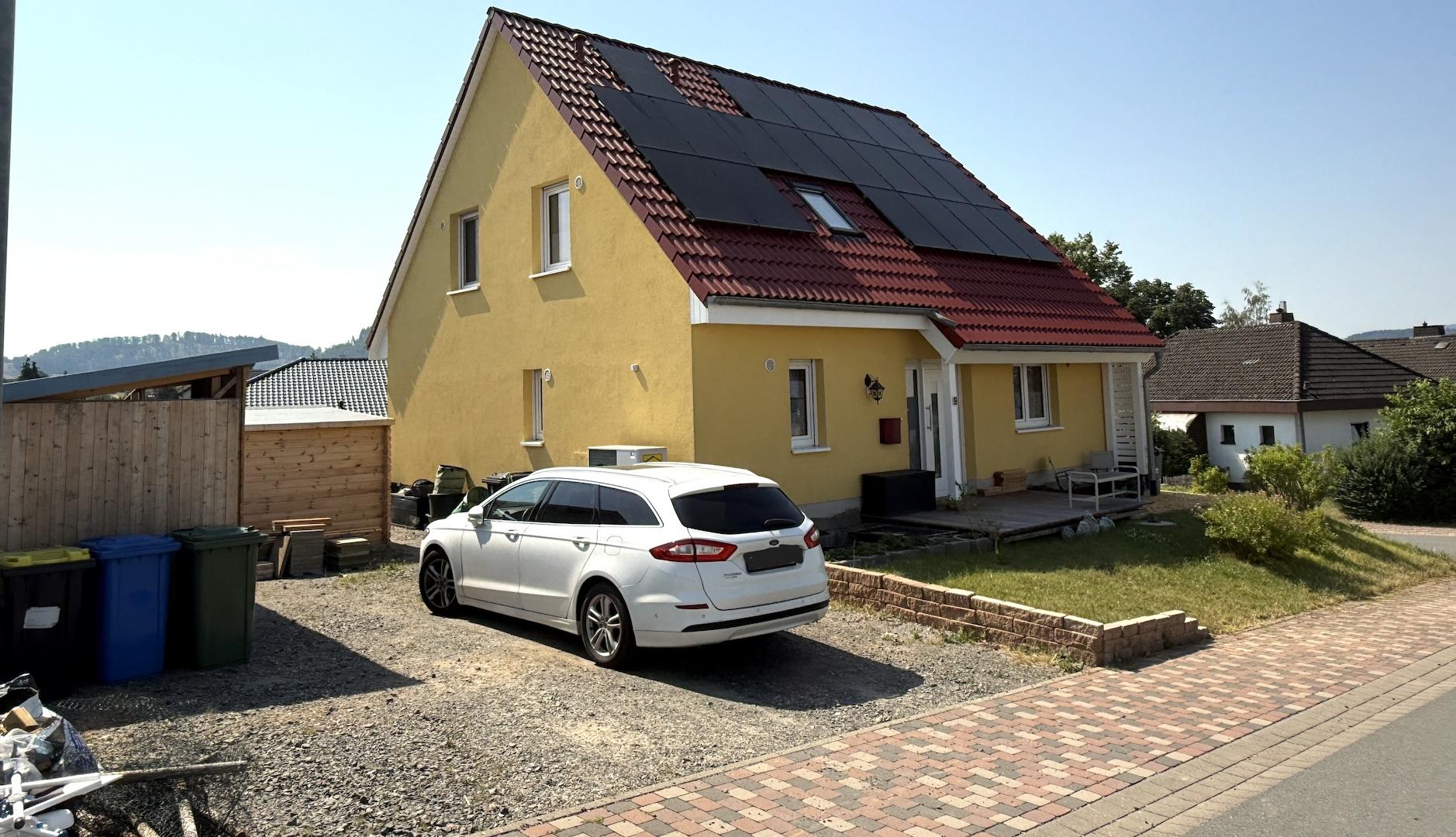 Außennansicht mit Stellplatz