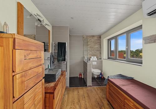 En-suite Bad EG