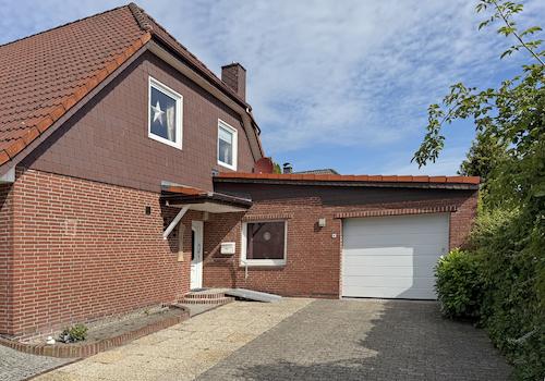 Mit großer Auffahrt, Garage...